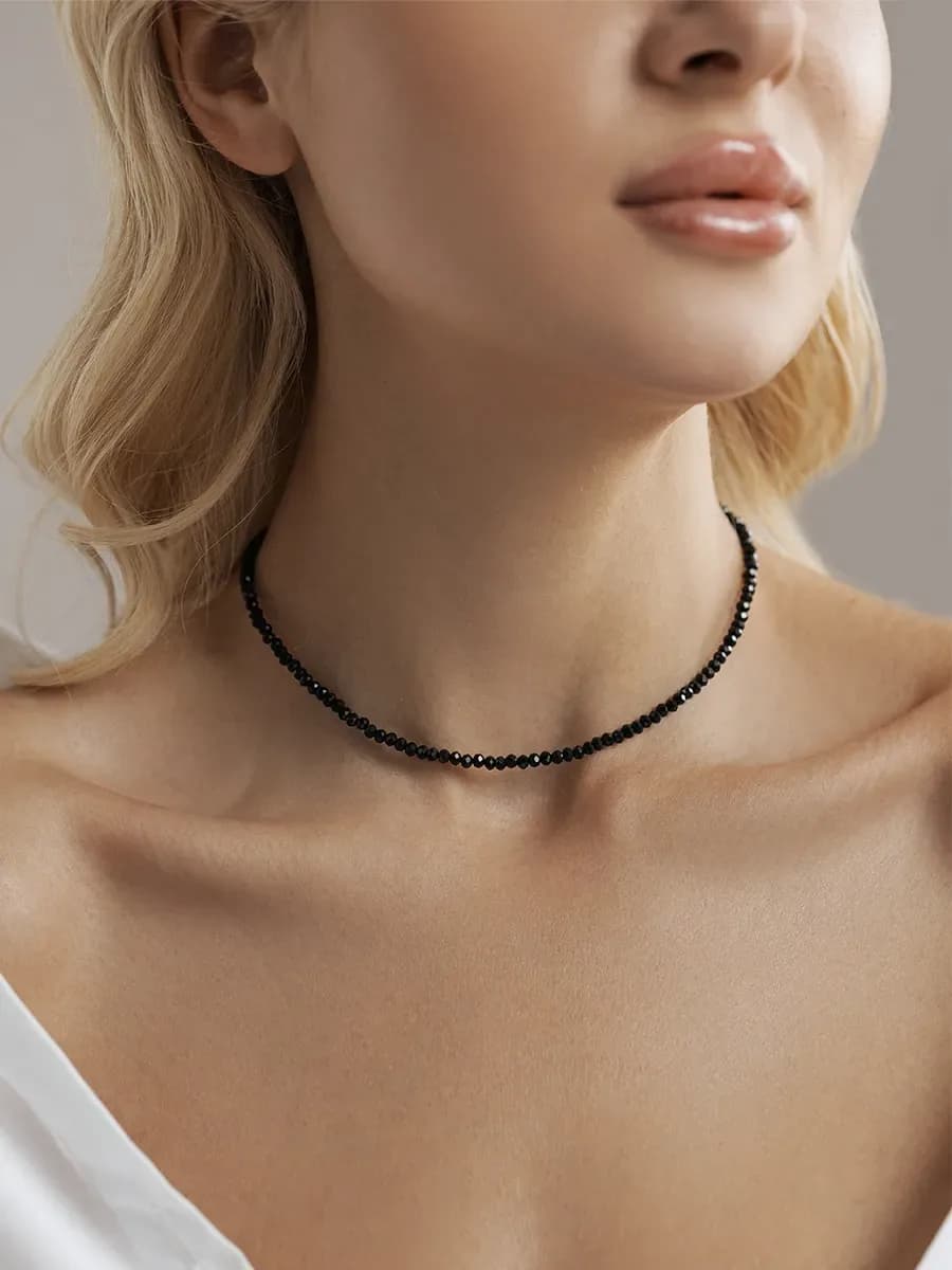 Neck choker made of spinel jewelry
