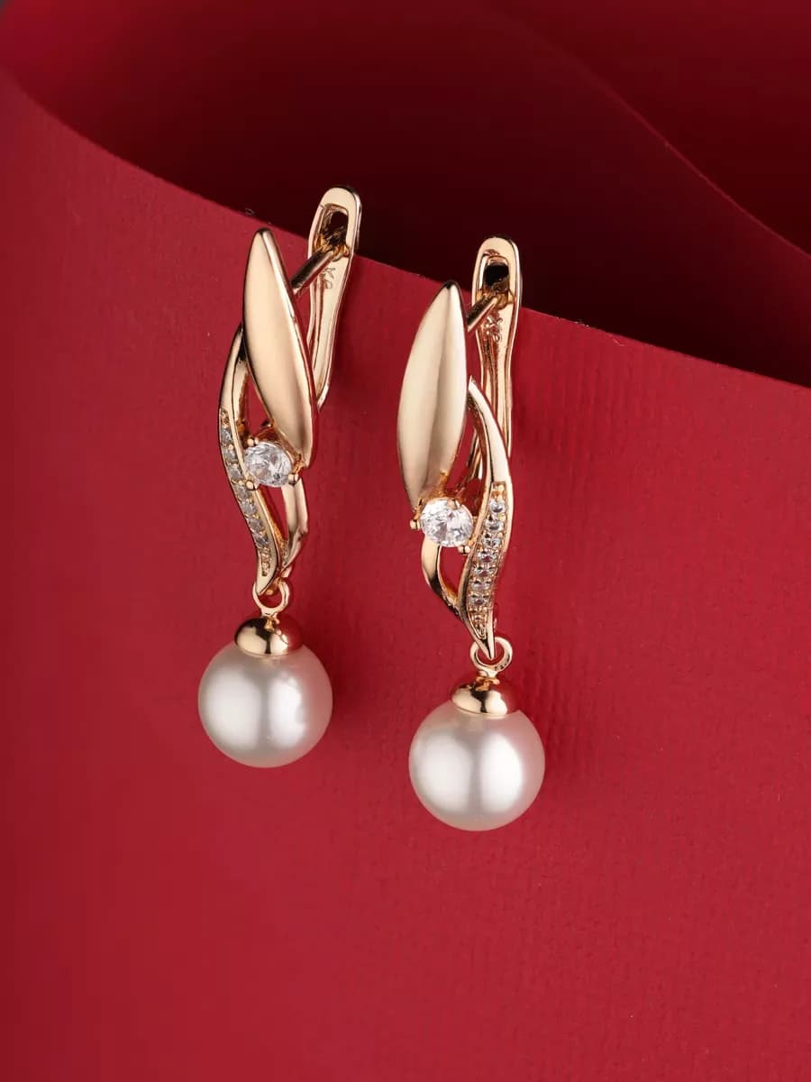 Pearl earrings with gold effect